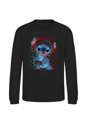 Sort sweatshirt med et farverigt billede af Stitch iført et rødt headset og holder en spilcontroller.