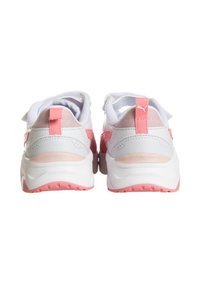 Scarpe sportive bianche e rosa con una tomaia in rete testurizzata, suola ammortizzata e un tappo sul tallone per una facile calzata.