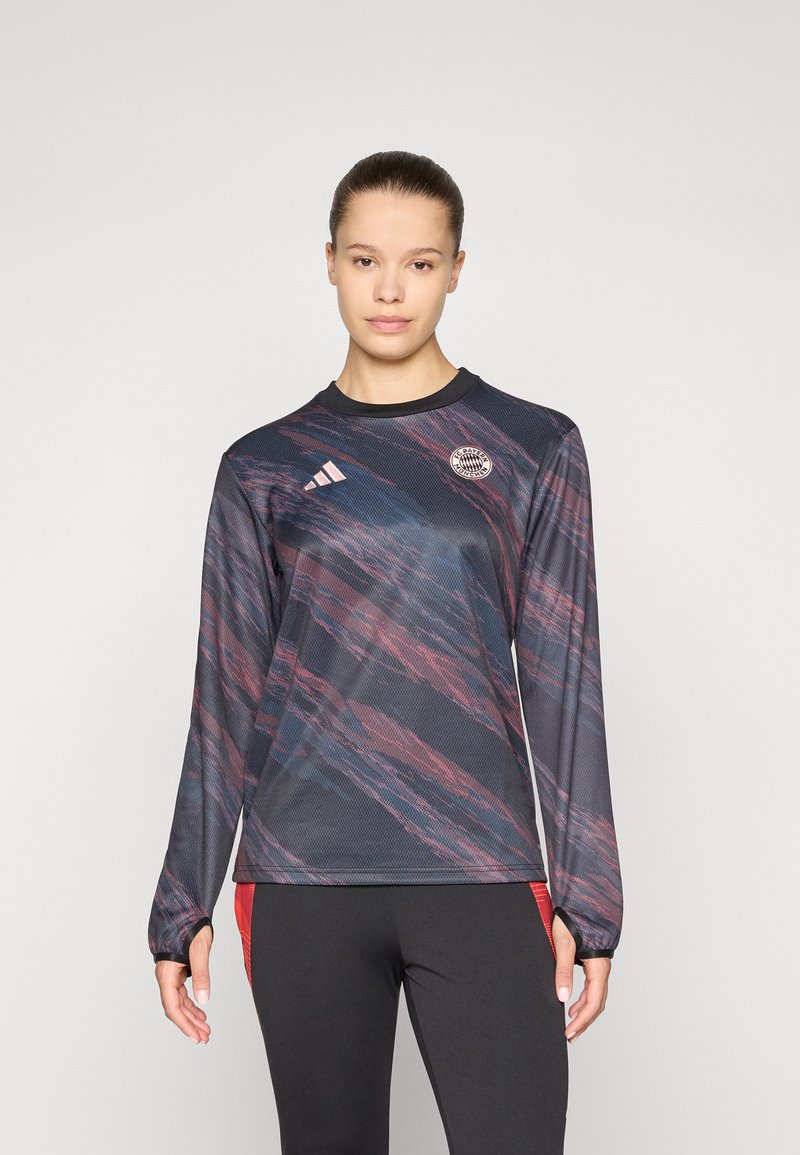 Langarm sporttruitje in donkerblauw met een textuurpatroon van rode en paarse strepen, ronde halslijn en Adidas-logo op de borst.
