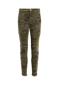 Camo cargo pants in groene en bruine tinten, met meerdere zakken, een slim fit en rafelranden bij de enkels.