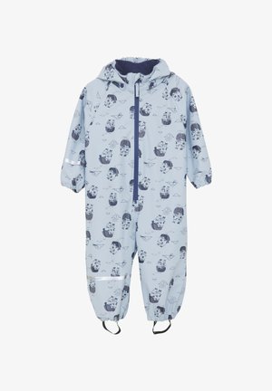 Jasnoniebieski dziecięcy kombinezon przeciwdeszczowy z kapturem, elastycznymi mankietami, z nadrukiem statków pirackich i chmur oraz zamkiem błyskawicznym z przodu.