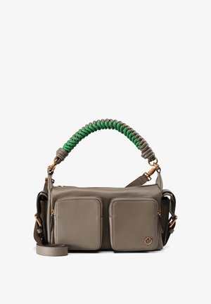 Bolsa estilo crossbody em pele verde-oliva com dois bolsos frontais, uma pega trançada em verde e cinza, e detalhes em metal dourado.
