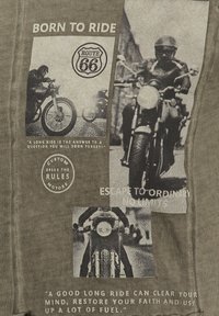 Camiseta gráfica con un diseño de motocicleta vintage en negro sobre un fondo verde olivo, con elementos de texto y el logo de la Ruta 66.
