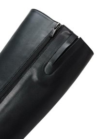 Stivale in pelle nera con texture liscia, dotato di una cerniera laterale e un dettaglio ad anello nella parte superiore per una facile calzata.