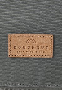 Doughnut CHRISTOPHER REBORN SERIES UNISEX - Batoh - grey/stone
