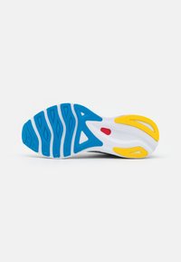 Suela de zapato en blanco, con acentos en azul y amarillo. Incluye un diseño texturizado con surcos para mayor agarre y un detalle rojo en el costado.