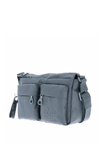 Grau Nylon Schultertasche mit zwei Vorderzippertaschen, verstellbarem Tragegurt, strukturiertem Material und Logo-Detail. Kompakte, rechteckige Form.
