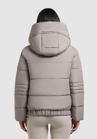 Giubbotto imbottito grigio chiaro con colletto alto e cappuccio oversize, caratterizzato da un trapuntatura orizzontale e orlo elasticizzato per una vestibilità aderente.
