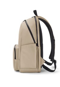 Beige hátizsák fekete párnázott pántokkal, két elülső cipzáras rekesszel és egy oldalsó zsebbel, bal oldalról bemutatva, fehér háttér előtt.