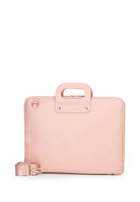 Rosa synthetische Laptop-Tasche mit abgerundetem Obergriff, abnehmbarem Schulterriemen und goldfarbener Hardware. Glatte Textur, schlichtes Design, mit Reißverschluss.