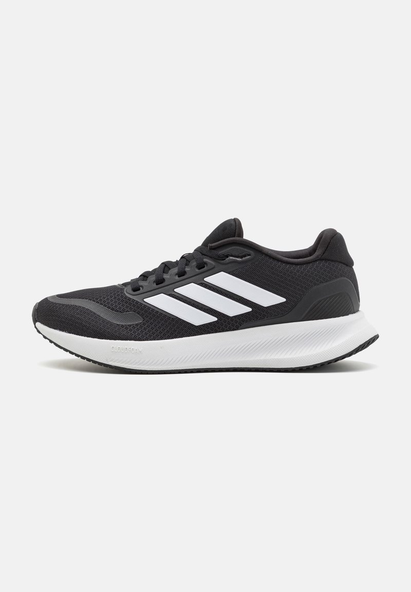 Chaussure de course Adidas noir et blanc avec trois bandes blanches, fermeture à lacets, empeigne en mesh et semelle blanche amortissante intitulée Cloudfoam.