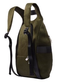 Mochila de malla verde con correas negras, un bolsillo con cremallera y una superficie texturizada. Presenta un diseño curvado único para facilitar el transporte.
