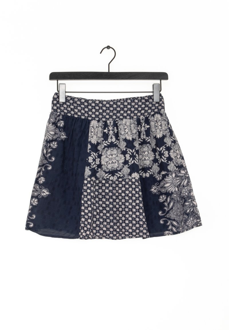 Jupe bleu marine avec une variété de motifs, y compris des fleurs et des étoiles. Taille élastique et design en couches, fabriquée en tissu léger.