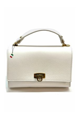 Sac à main en cuir blanc texturé avec poignée supérieure, fermeture à boucle dorée et petite étiquette aux couleurs du drapeau italien.