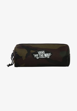 Estuche de lápices de camuflaje hecho de tela duradera, con un zipper negro y un logo blanco de "Vans Off the Wall" en la parte frontal.