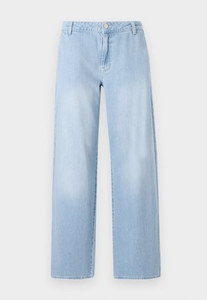 Jeans en denim bleu clair à jambes larges, présentant une fermeture à bouton, un design à cinq poches et une coupe ample avec des ourlets droits.