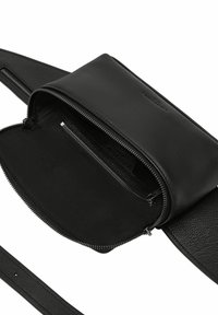 Sac en bandoulière en cuir noir avec une fermeture éclair, un extérieur texturé et une poche intérieure simple. Bandoulière ajustable incluse.