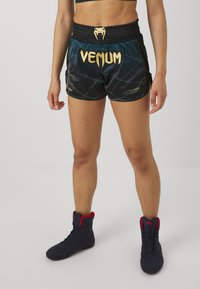 Μαύρες σατινένιες σορτς με ανοιχτό μπλε γεωμετρικό μοτίβο και χρυσό λογότυπο "VENUM". Διαθέτει ελαστική μέση και πλάγιες σχισμές για ελευθερία κινήσεων.