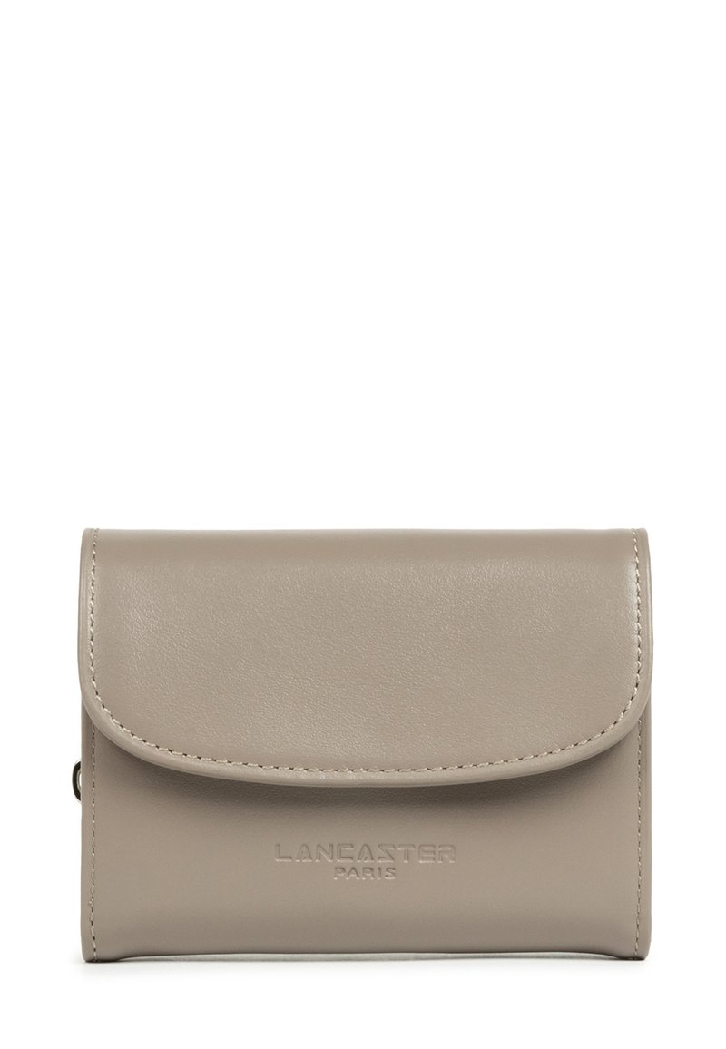Grijze leren Lancaster Paris portemonnee met klep sluiting en geperst logo op een witte achtergrond.