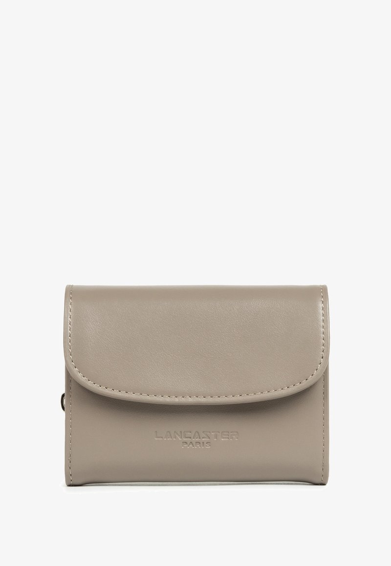 Portafoglio in pelle grigia Lancaster Paris con chiusura a pattina e logo in rilievo su sfondo bianco.