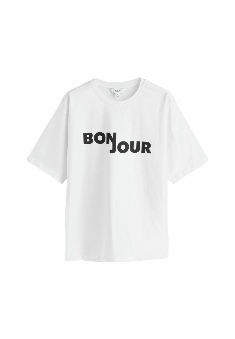 Hvid bomulds t-shirt med korte ærmer. Har sort tekst med ordene "BONJOUR" i en legende skrifttype. Klassisk rund halsudskæring, afslappet pasform.