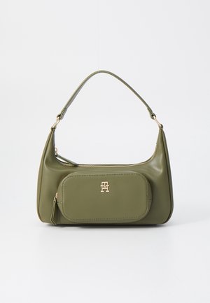 Mała torebka ze skóry w oliwkowo-zielonym kolorze, z pojedynczym paskiem na ramię, przednią kieszenią na suwak oraz złotym logiem.