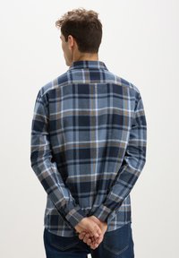 Camicia a scacchi blu e grigia con colletto button-down, maniche lunghe e una texture morbida. Presenta motivi a scacchi scuri e chiari con accenti marroni.