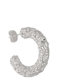 Silberne Creole mit gewellter Textur und kugelförmigen Akzenten. Entworfen in runder Form mit einem Steckverschluss.