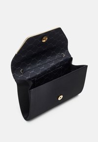 Geantă de mână neagră, confecționată dintr-un material neted, având un închizător aurit și un interior din satin cu un model repetat al logo-ului.