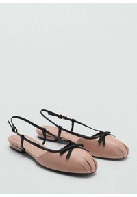 Tanjuri bez pete u nijansi kože sa crnim trakama i mašnama, s zaobljenim vrhom i mekanim materijalom. Niska peta dodaje stabilnost i udobnost.