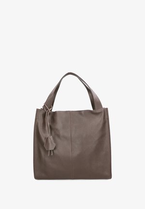 Sac fourre-tout en cuir marron texturé avec double poignées et un pompon en cuir décoratif attaché à une poignée.