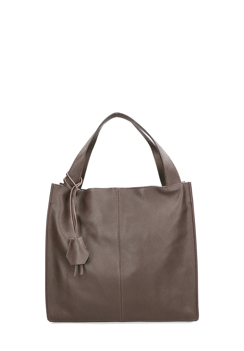 Sac fourre-tout en cuir marron texturé avec double poignées et un pompon en cuir décoratif attaché à une poignée.