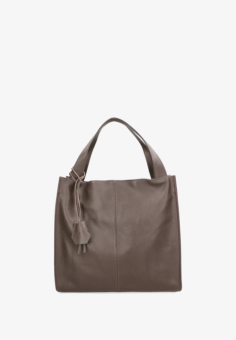 Bruine leerachtige tote tas met dubbele handvatten en een decoratieve lederen kwast bevestigd aan één handvat.