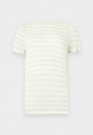 Rövid ujjú, kerek nyakú póló világoszöld és fehér vízszintes csíkokkal, fehér háttér előtt laposan elhelyezve.