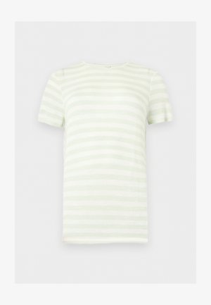Rövid ujjú, kerek nyakú póló világoszöld és fehér vízszintes csíkokkal, fehér háttér előtt laposan elhelyezve.