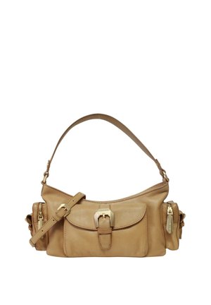 Borsa a tracolla in pelle color cuoio con tasca frontale con fibbia, tracolla regolabile e tasche laterali con cerniera su sfondo bianco.