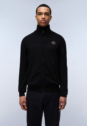 Sort zip-sweater med høj krave, ribbede manchetter og kant. Har et rundt logo på brystet og en glat strikket tekstur.