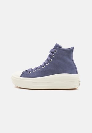 Høj sneaker i lilla ruskind med hvid tyk gummisål og matchende lilla snørebånd, vist fra siden på hvid baggrund.