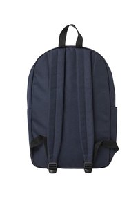 Mochila azul marino hecha de tela resistente, con dos correas de hombro ajustables, un asa superior y un bolsillo lateral.