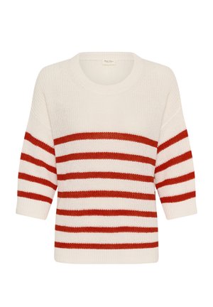 Džemper od kremaste pletenine s širokim crvenim horizontalnim prugama i rukavima do tri četvrtine dužine.