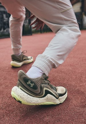 Under Armour SPAWN 6 MID - Scarpe da basket - taupe dusk/black/retro green