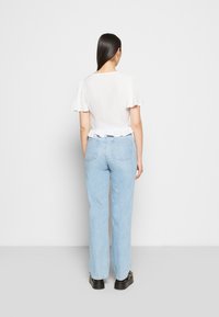 NA-KD FRONT ROUCHING FRILL - T-shirt estampada - white
