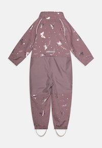 Lilla regndress med sommerfugl mønstre; teksturert stoff, lange ermer, høy krage, elastiske mansjetter og fotstropper for sikker passform.