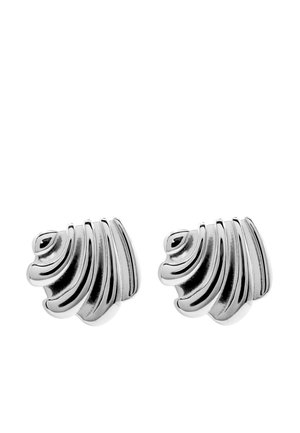 Paar silberne Muschel-Ohrringe mit glatten, glänzenden Rillen und polierter Oberfläche vor weißem Hintergrund.