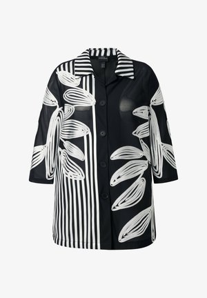 Schwarze Jacke zum Zumachen mit weißen vertikalen Streifen auf einer Seite und großen weißen abstrakten Blattmustern auf beiden Seiten und Ärmeln.