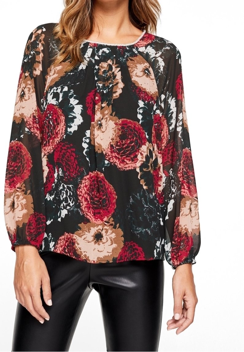 Blommig blus i svart genomskinlig tyg med stora röda, orange och krämfärgade blommor, rundad halsringning och långa, draperade ärmar.