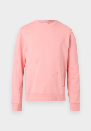 Sudadera de manga larga en rosa claro con escote redondo y sutiles patrones en relieve de corazones dispersos por la tela.