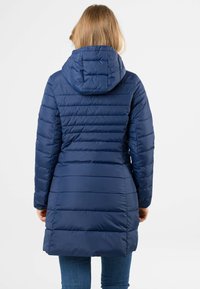 Cappotto puffer navy con cappuccio, caratterizzato da un design a righe orizzontali, texture liscia e un orlo leggermente svasato. Ideale per il freddo.