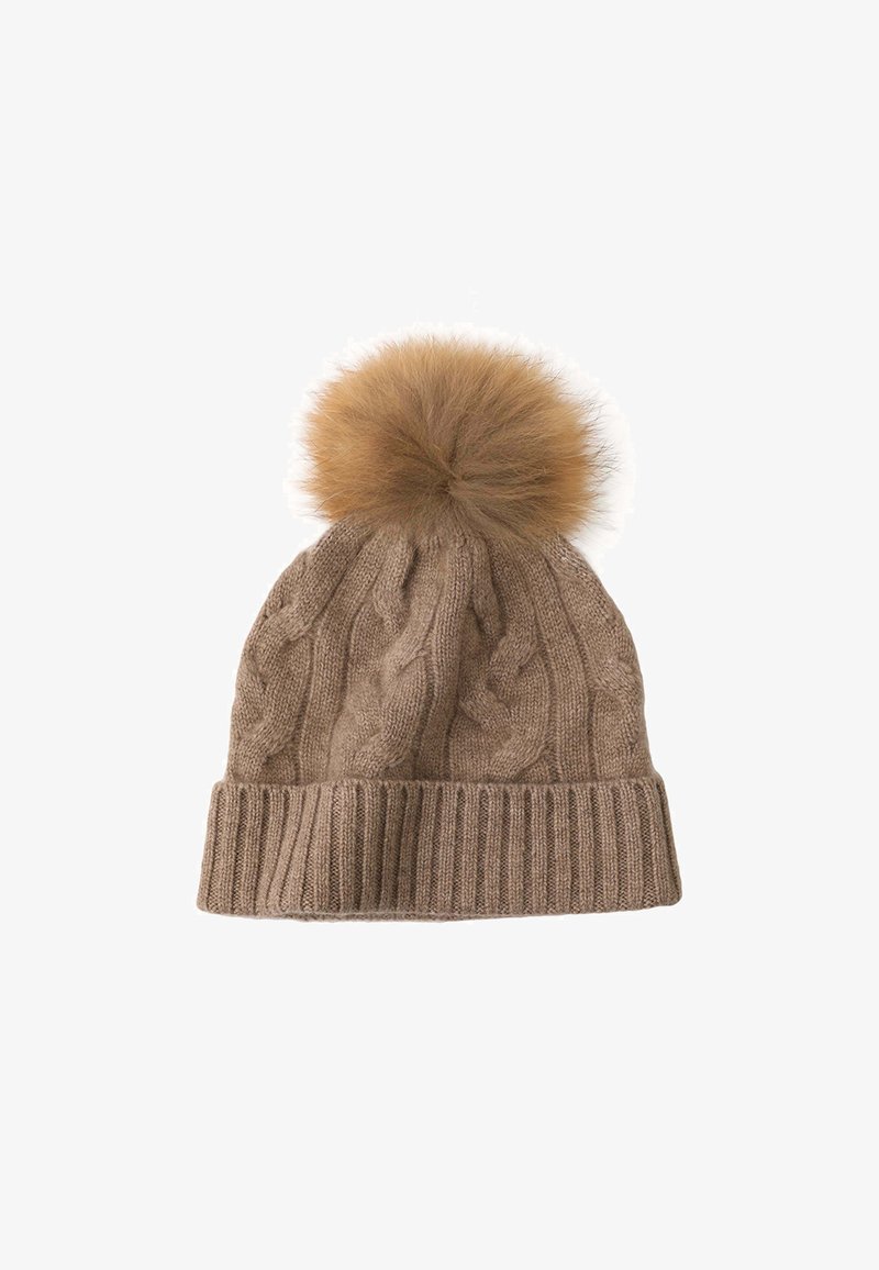 Beanie marrone lavorato a maglia con texture a trecce, dotato di un bordo a costine e un pompon in pelliccia beige morbido sulla cima.