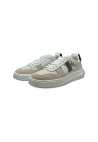 Sneaker bianchi e beige con parte superiore in suede e pelle texture. Presentano una spessa suola in gomma bianca e un accento nero sul tallone.